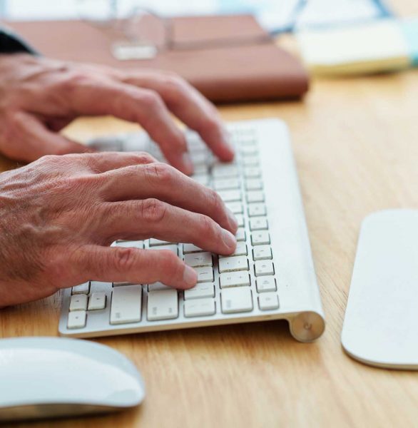 software-engineer-typing-on-keyboard-S2UZYNL software-engineer-typing-on-keyboard-S2UZYNL