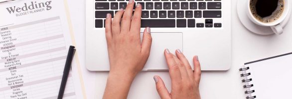 woman-searching-prices-on-laptop-through-the-inter-YWTQV6B woman-searching-prices-on-laptop-through-the-inter-YWTQV6B